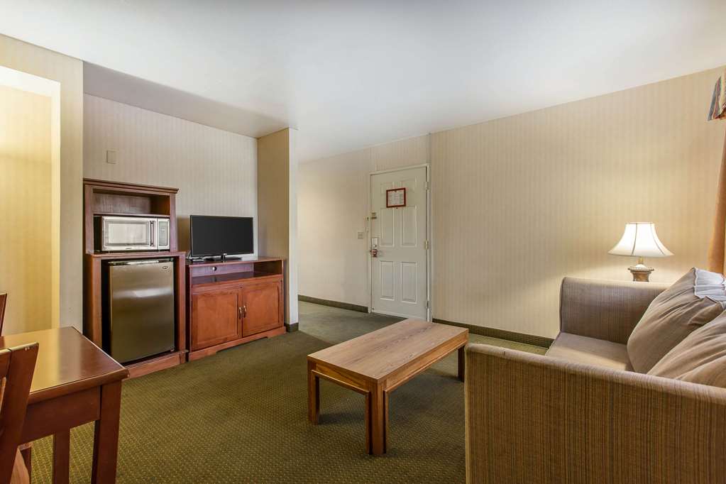 Econo Lodge Inn & Suites Riverside Corona - photo 18