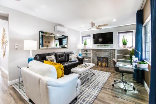 Long Beach Duplex King Bed Pet Friendly Nurses Surgeon Business Travelers Near St Marys Medical Center & Downtown — 4-Star Luxury Hotel in Long Beach, United States
