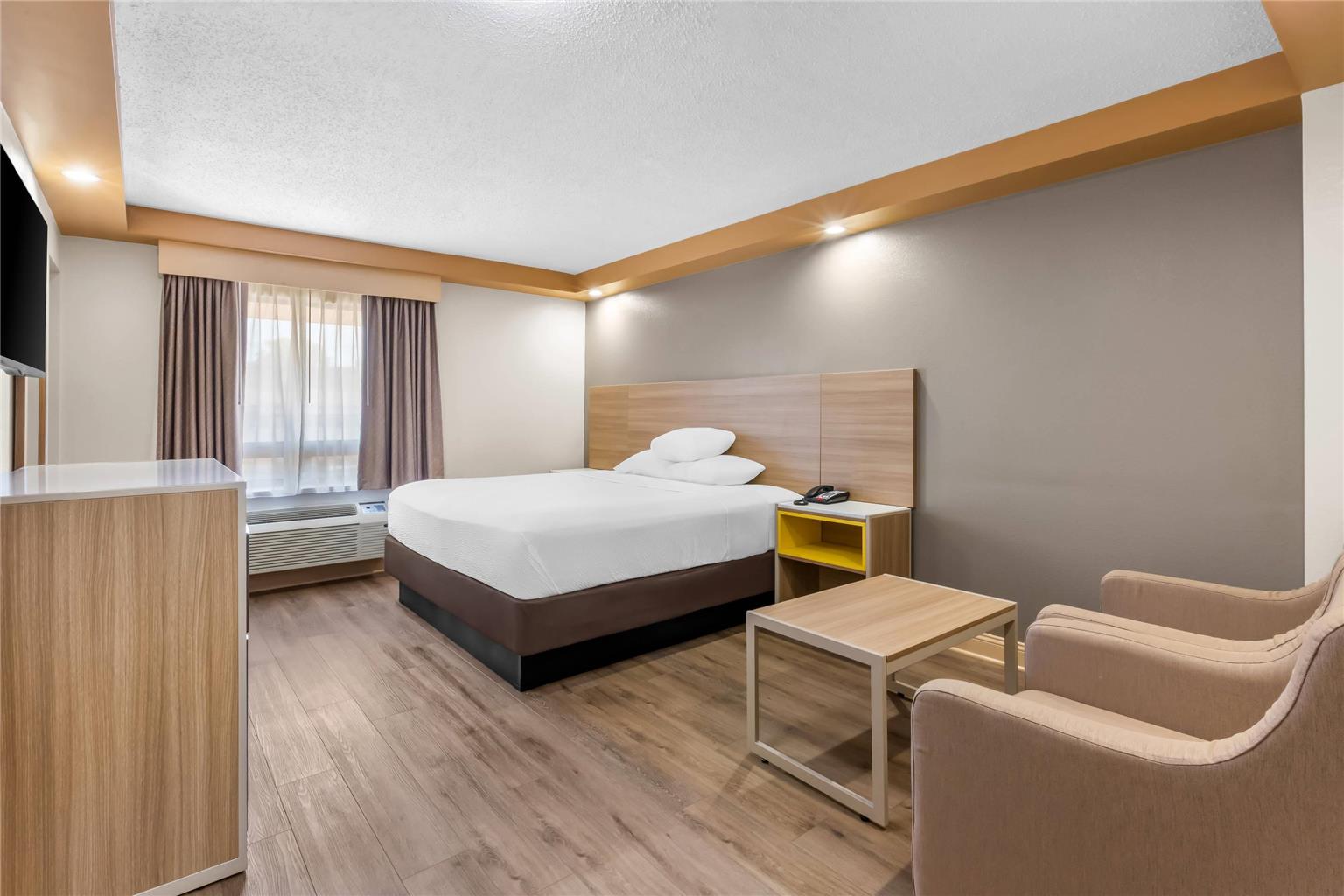 Econo Lodge Woodbridge - photo 9