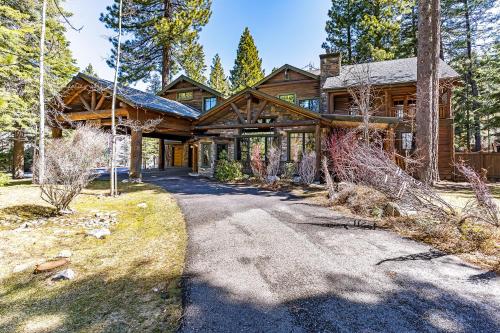 1138 Lakeshore One of a kind Lakeshore Boulevard log cabin — 4-Star Luxury Hotel in Incline Village, United States