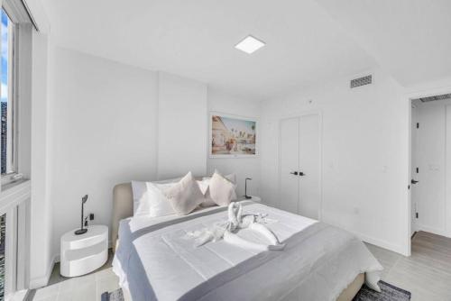 Modern 1 Bed Condo across from Bayside in Downtown — 4-Star Luxury Hotel in Miami, United States