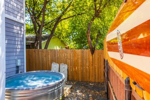 Modern 2 Story Cowboy Pool Home with King Beds in East DT Walk to lake La BBQ — 4-Star Luxury Hotel in Austin, United States