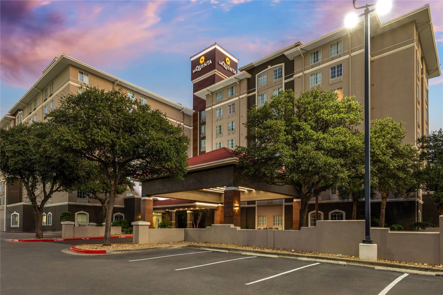 La Quinta Inn & Suites by Wyndham San Antonio Airport — hotel in San Antonio