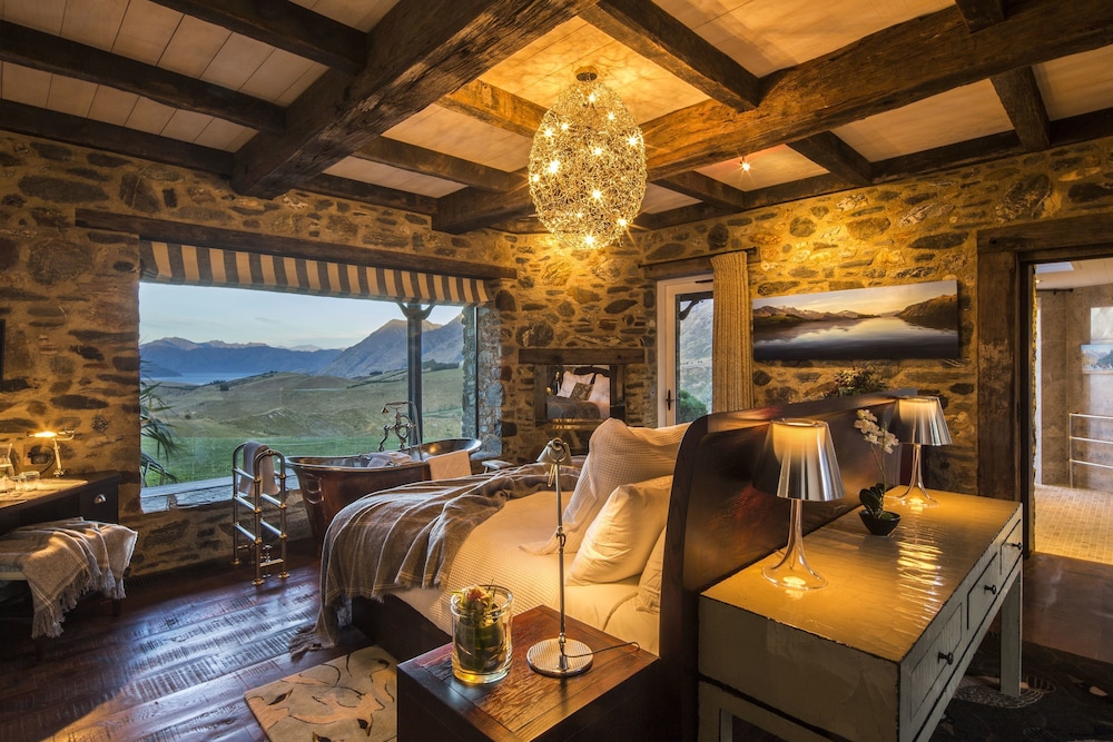 Mahu Whenua - carbon neutral hotel in Wanaka
