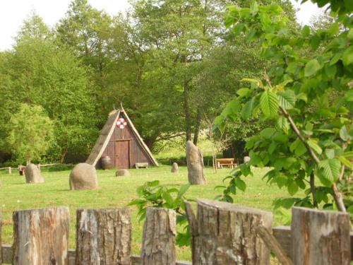 Hutte druidique 2 personnes — hotel in Pleine-Fougeres