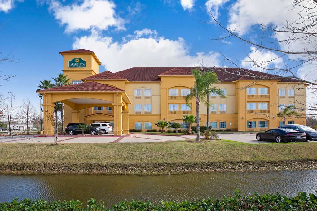 La Quinta Inn & Suites by Wyndham Pearland Houston South - photo 4