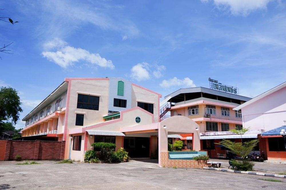 Plernpetch Hotel - carbon neutral hotel in Surat Thani