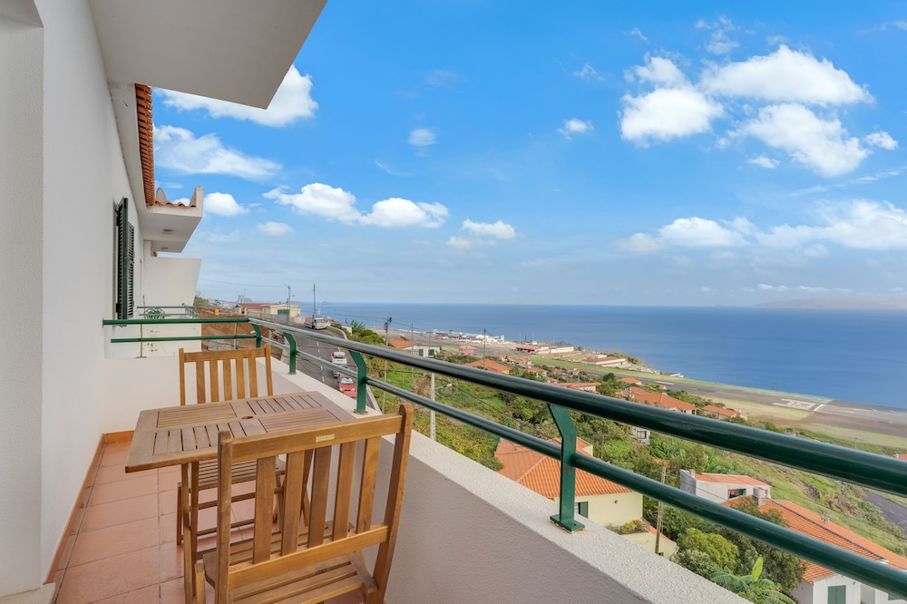 Santa Cruz Apartment with Sea View by Holiday Rental Madeira — 4-Star Luxury Hotel in Santa Cruz, Portugal