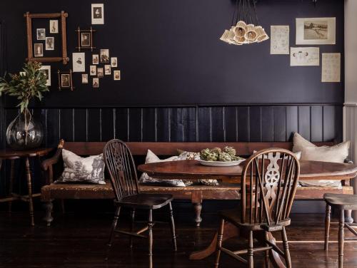 L'Papillon stylish & moody 1890's cottage — 4-Star Luxury Hotel in Daylesford, Australia
