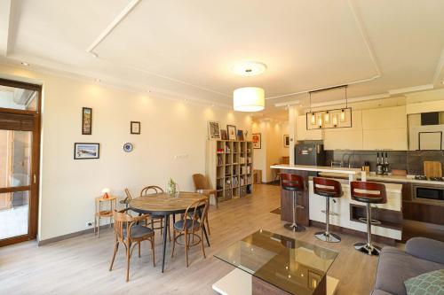 Central and Comfy Tbilisi 1BR Apartment by Wehost