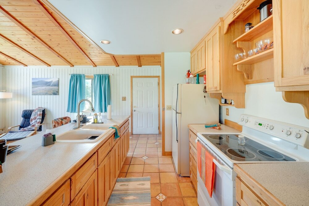 Scenic Kernville Getaway with Deck and Mountain Views — hotel in Kernville