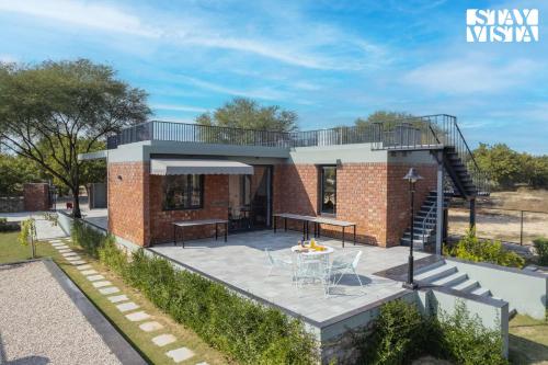 StayVista's Kachnaar Villa with Lawn Terrace & Indoor Outdoor Games — 4-Star Luxury Hotel in Jaipur, India