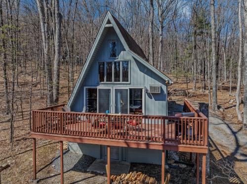 Cricket Chalet Pet Friendly Grill Wifi Deck Family Friendly Game room Arcade Game Dry Bar Hiking Pool Access Wood Stove — 4-Star Luxury Hotel in Berkeley Springs, United States
