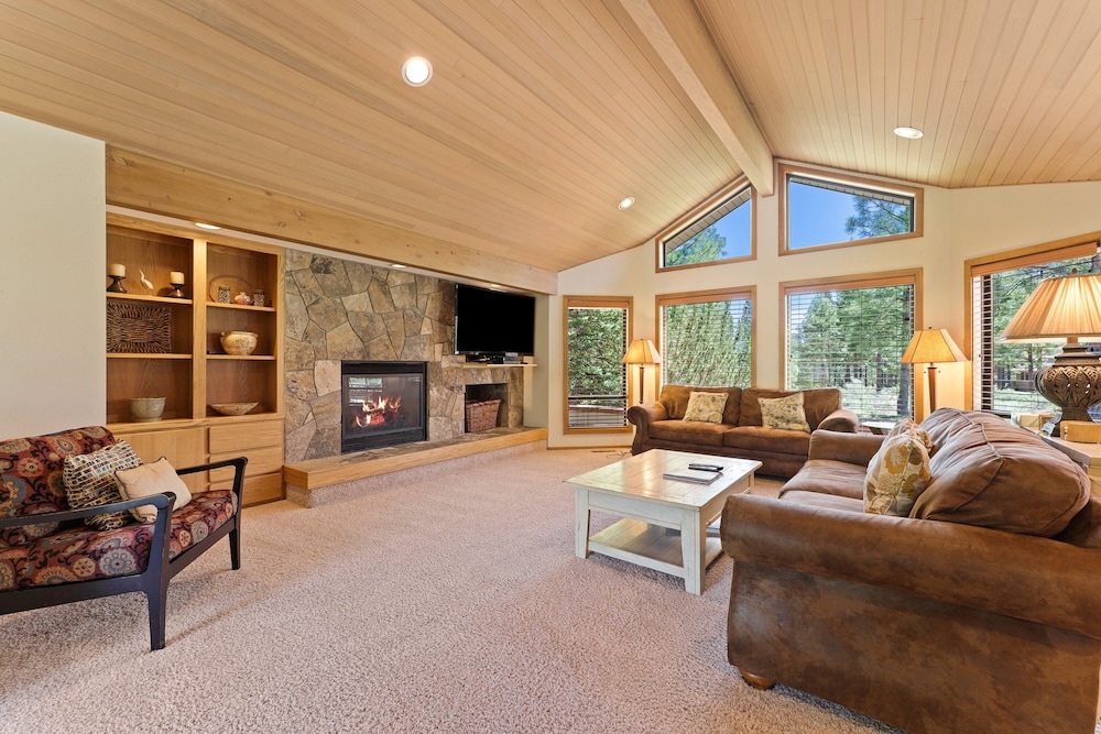 10 Tan Oak Home features Private Hot Tub and BBQ on the Deck by RedAwning — 4-Star Luxury Hotel in Bend, United States