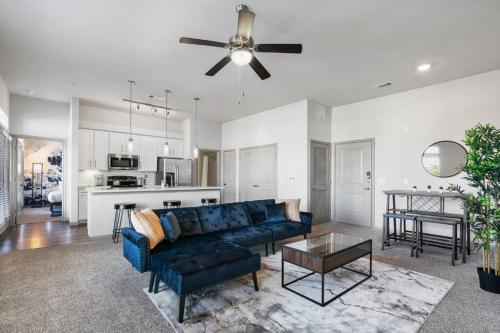 Modern Austin 2BR 2B Unit with Pool Parking & WiFi — 4-Star Luxury Hotel in Austin, United States