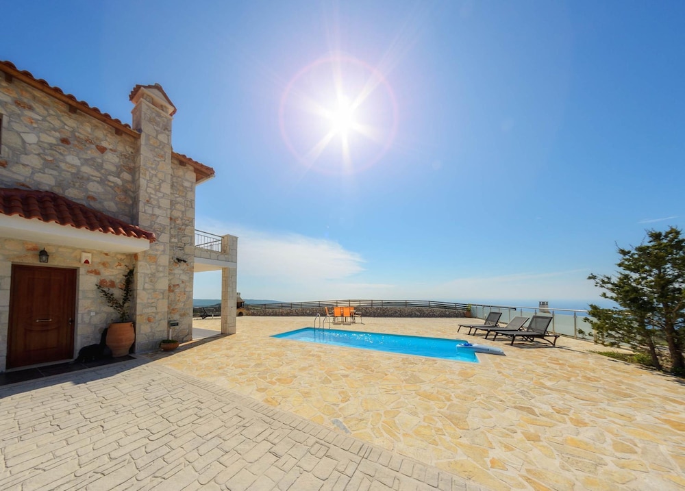 Sunset Vista Villas Classic II — 4-Star Luxury Hotel in Zakynthos, Greece
