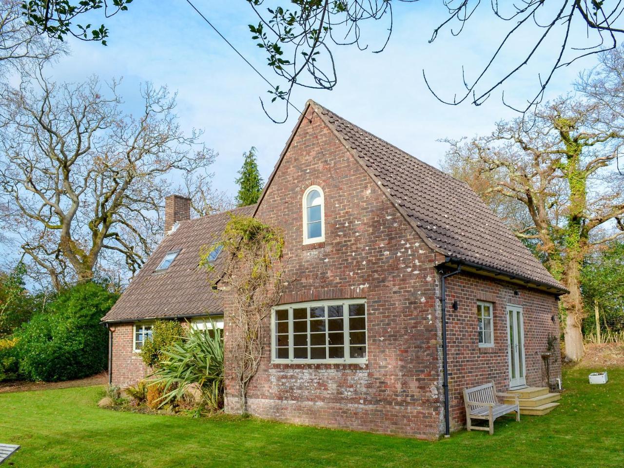 Brookside Cottage — 4-Star Luxury Hotel in Burley, United Kingdom