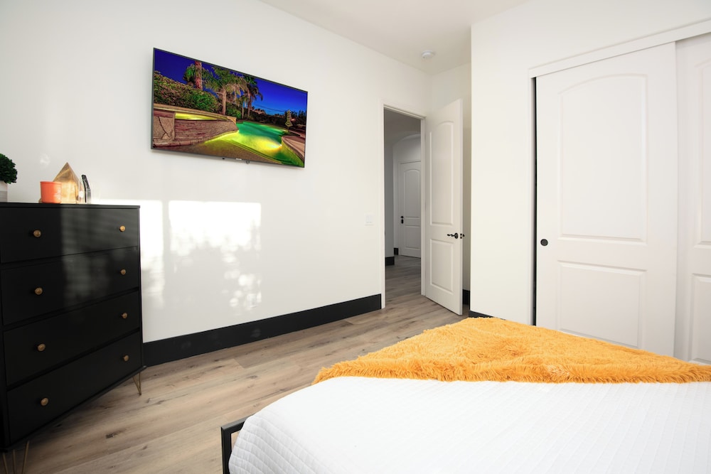5BR Resort Style Entertainer with Pool Spa BBQ - photo 10