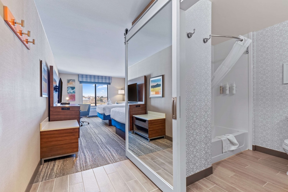 Hampton Inn & Suites Greeley - photo 21
