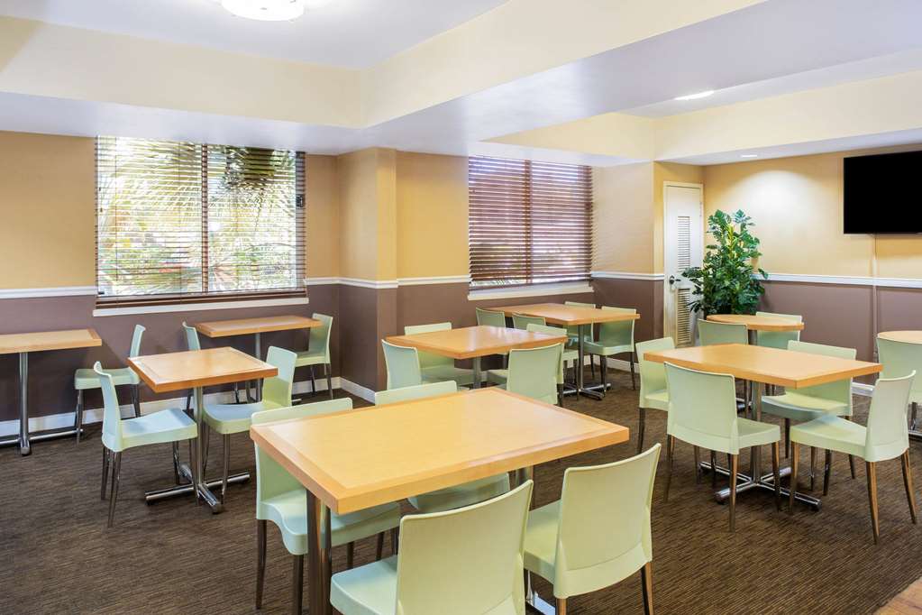 La Quinta Inn & Suites by Wyndham Sarasota Downtown - photo 34