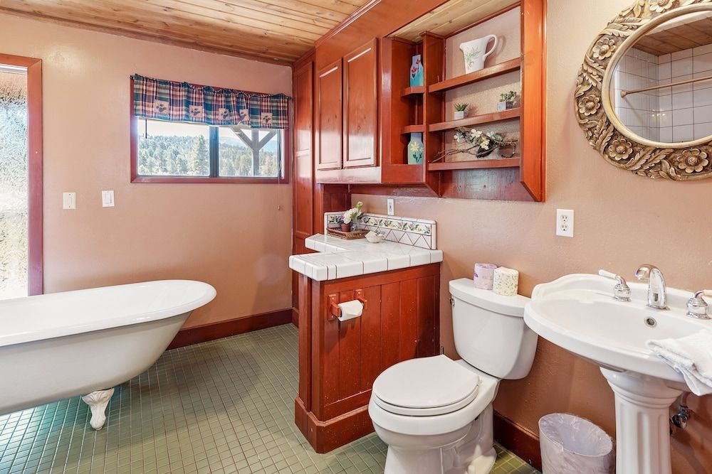 Bear family Ranch Perfect for groups ideal location for stargazing and sky watching — 4-Star Luxury Hotel in Big Bear City, United States
