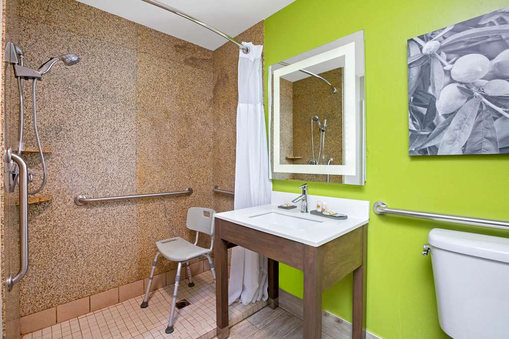La Quinta Inn & Suites by Wyndham Visalia Sequoia Gateway - photo 36