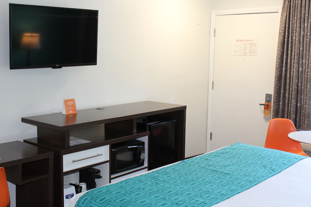 Howard Johnson by Wyndham San Diego Hotel Circle - photo 6