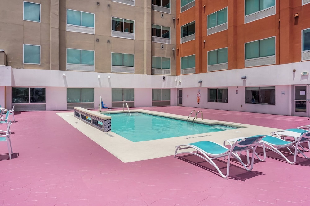 Holiday Inn Express and Suites Houston Westchase Westheimer by IHG - photo 55