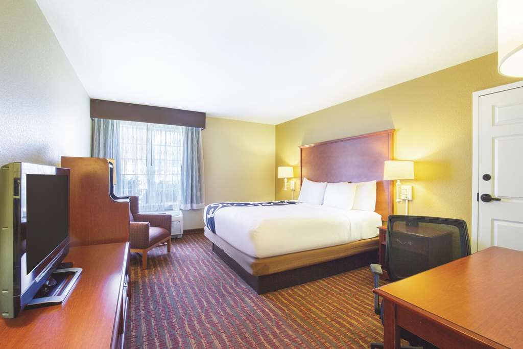 La Quinta Inn & Suites by Wyndham Bentonville - photo 15