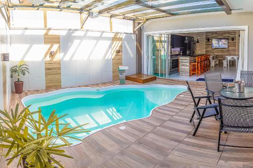 Sobrado Com Piscina Aquecida A Poucos Metros Mar in Sao Francisco Do Sul, Brasil