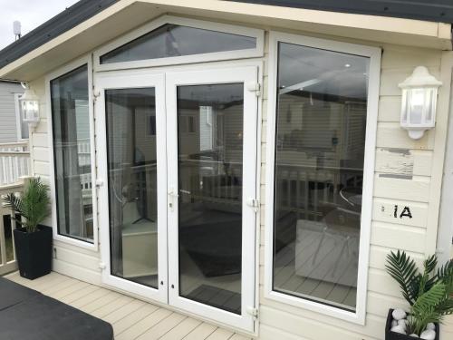 Hot Tub Accommodation North Wales Caravan — Rhyl — photo 4
