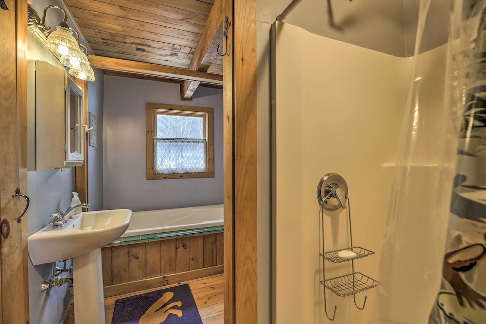 Upscale Montgomery Cabin Near Jay Peak Resort - photo 14