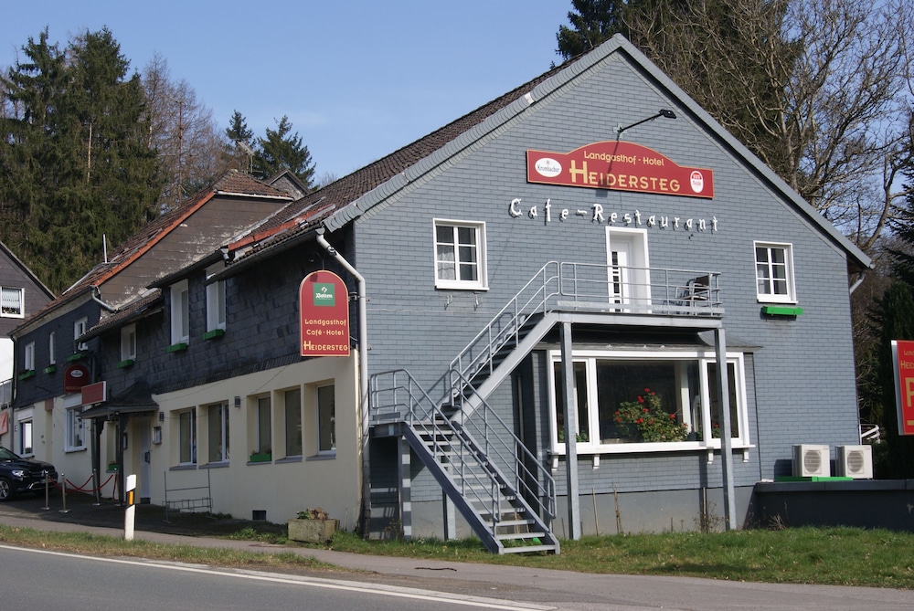 Hotel Silonce Radevormwald am See ruhige Lage im Grünen Parkplatz und Garten ideal für Natur und Wanderfans — hotel in Radevormwald