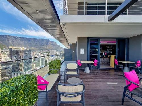 Skyline views Stylish Studio with Pool parking no load shedding