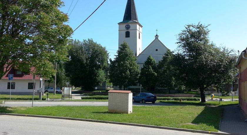 Dobrá škola u Jeníčka — hotel in Vojkovice