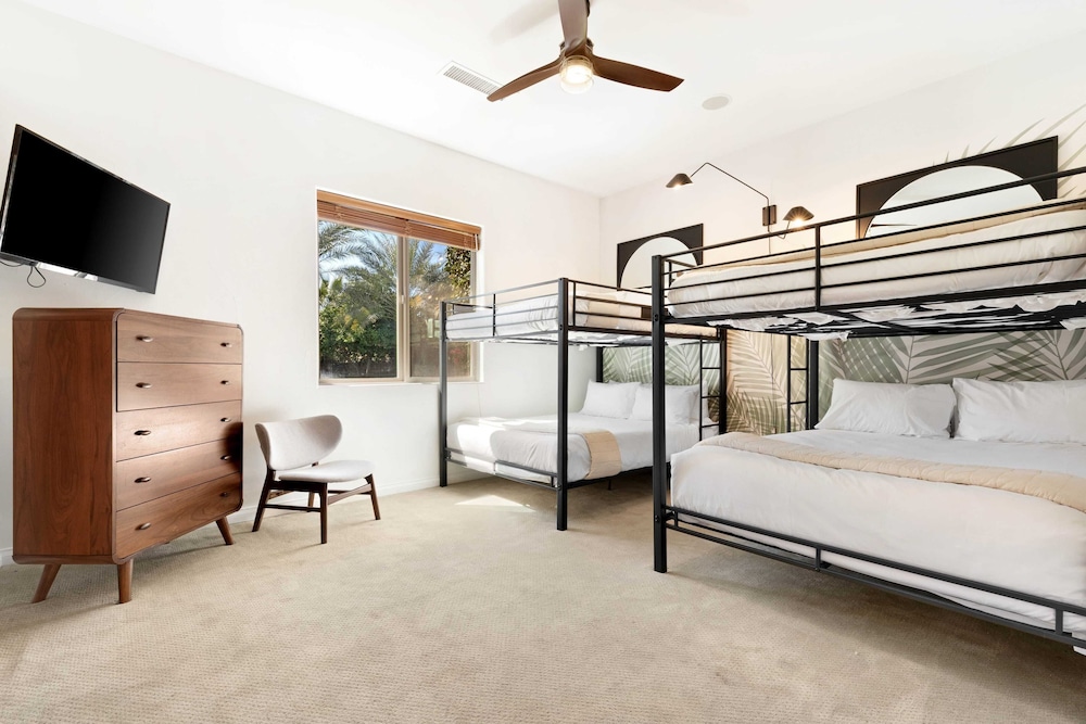 The Date Palm Estate by Avantstay Expansive Estate w Game Room Backyard Oasis w Pool & Spa - photo 25