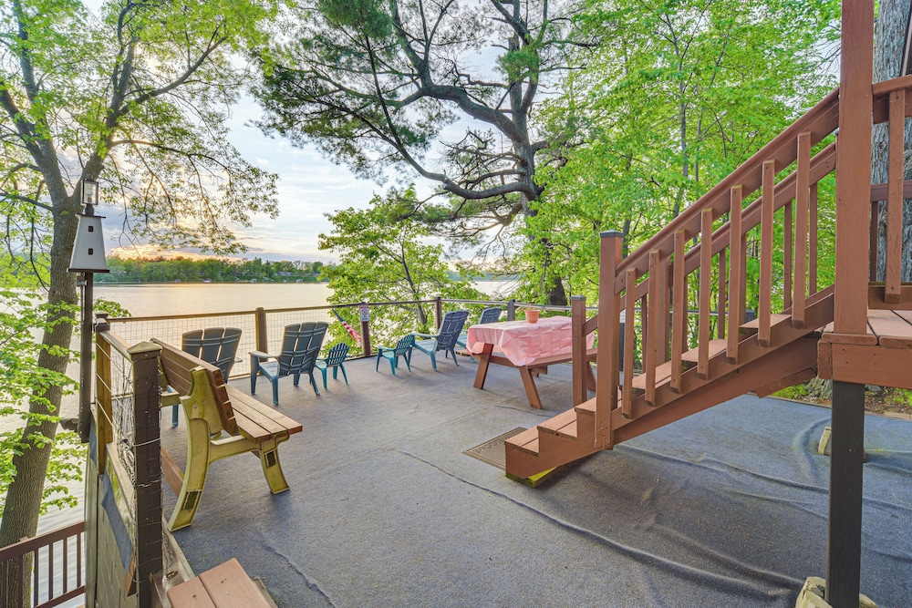 Lakefront Family Retreat with Private Dock — hotel in Rice Lake