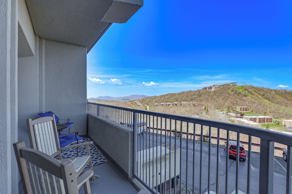 Overlooking Ski Slopes: Sugar Mountain Condo — 4-Star Luxury Hotel in Banner Elk, United States