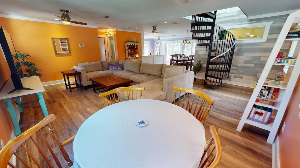 2nd Avenue Mid Island by Tybee Vacation Rentals — 4-Star Luxury Hotel in Tybee Island, United States