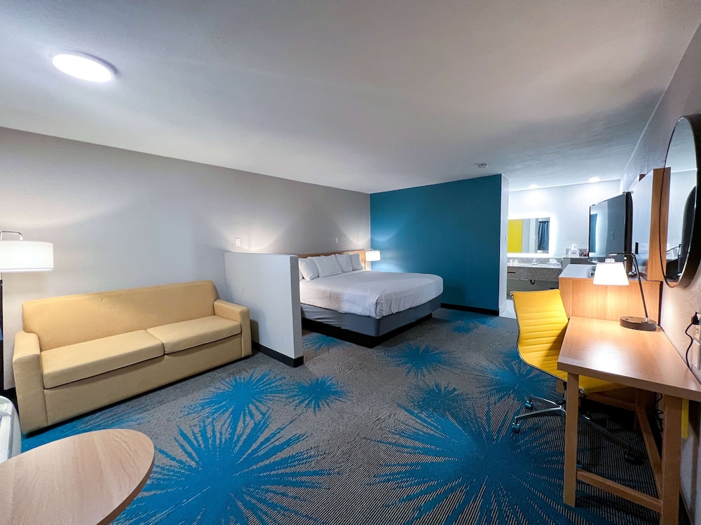 Days Inn & Suites by Wyndham Santa Rosa - photo 4