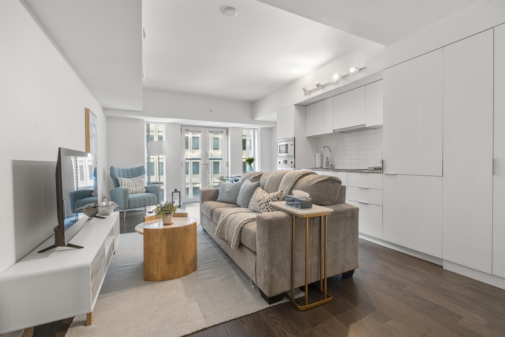 Pleasant 1BR Sofa Bed Close to UofT — 4-Star Luxury Hotel in Toronto, Canada