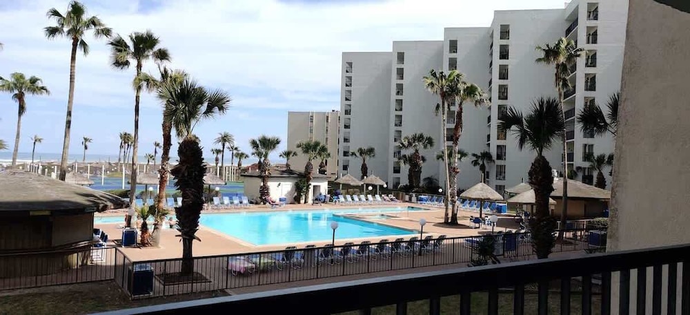 Beachfront Luxe Condo Saida 2 heated pools 2 Bedroom Home by RedAwning — 4-Star Luxury Hotel in South Padre Island, United States
