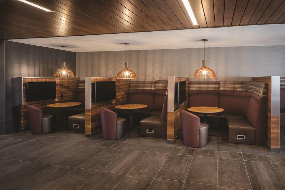 Courtyard by Marriott Portland East - photo 2