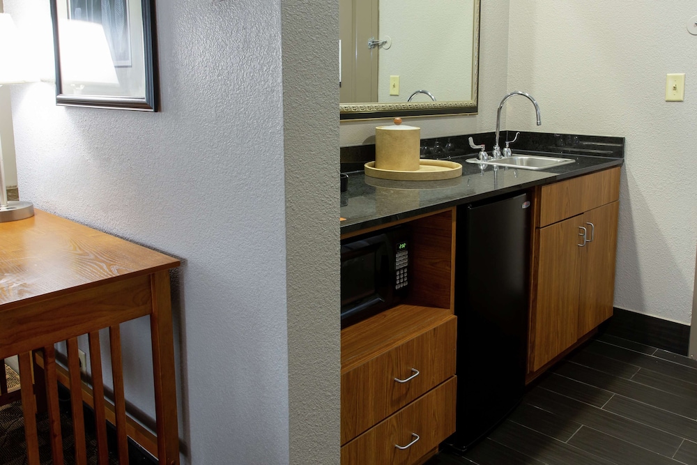 Hampton Inn & Suites Chesapeake Square Mall - photo 19