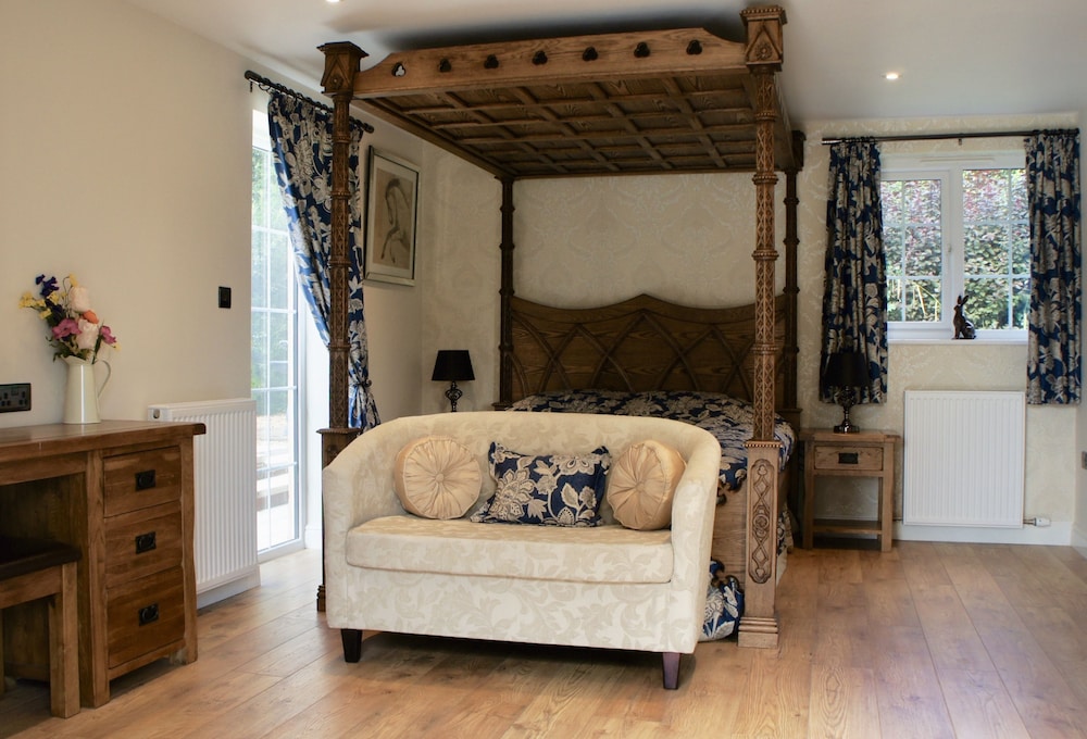 The Lodge Bed and Breakfast — 4-Star Luxury Hotel in Bridgwater, United Kingdom