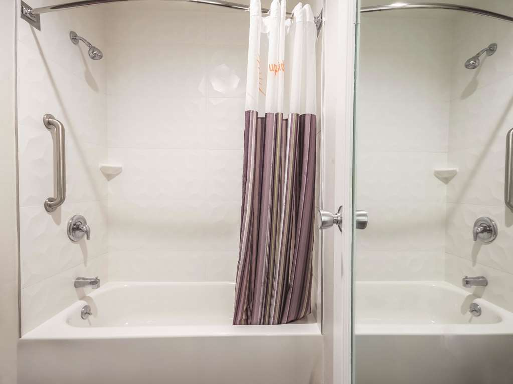 La Quinta Inn & Suites by Wyndham Hartford Bradley Airport - photo 20