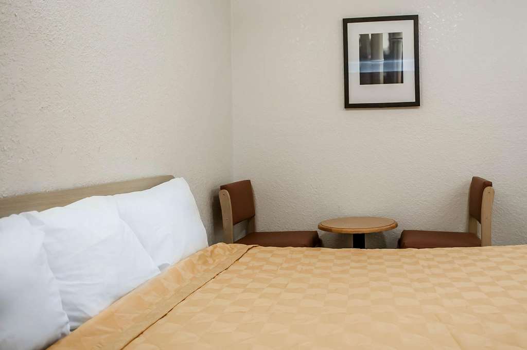 Rodeway Inn Albuquerque West - photo 13