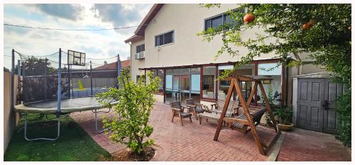 House with garden next to the beach has a miklat — 4-Star Luxury Hotel in Netanya, Israel