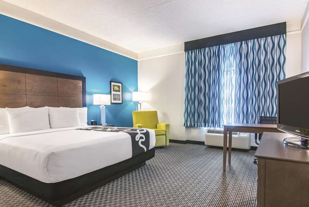 La Quinta Inn & Suites by Wyndham Orlando UCF - photo 31