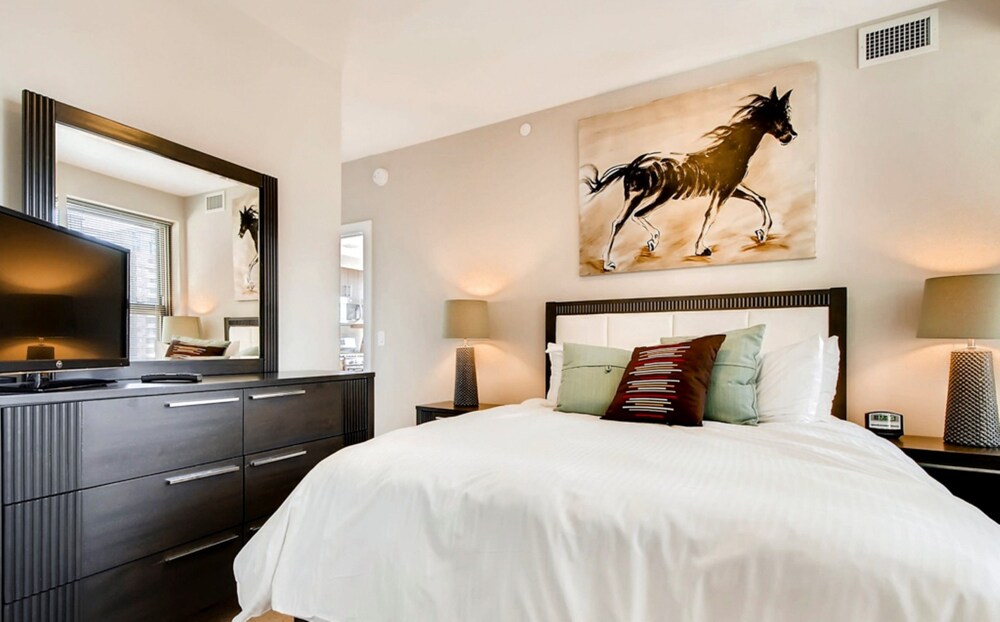 Global Luxury Suites at Tiverton Ave - photo 8